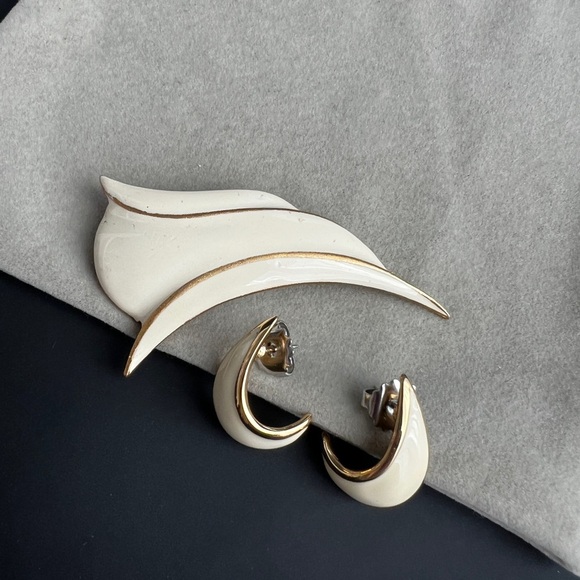 Elegant Vendome Cream and Gold Jewelry Set - Picture 4 of 9